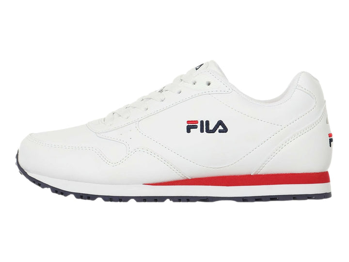 Tenis FILA Memento blancos con franja roja en la entresuela y suela azul marino.