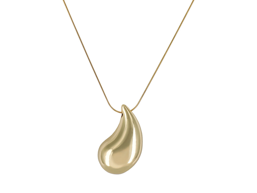 Collar de color oro con un dije orgánico en forma de gota pulida y brillante sobre fondo blanco.