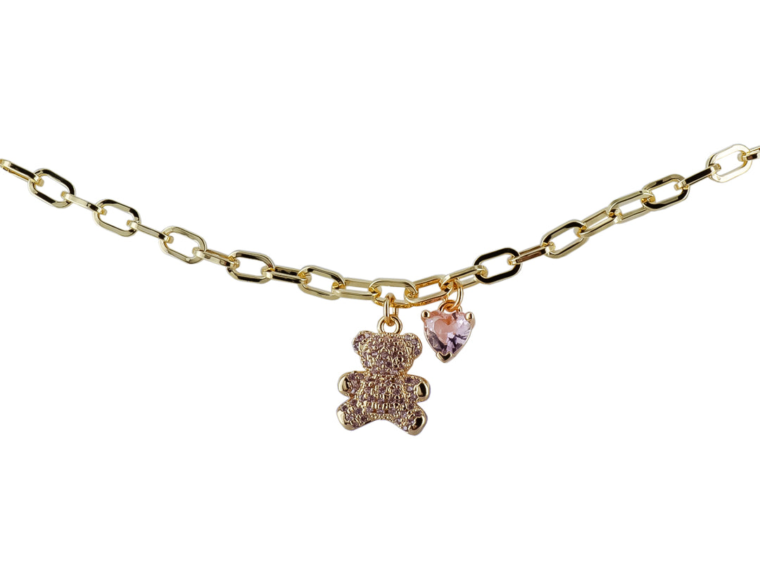 Pulsera de cadena dorada con dijes de un oso brillante y un corazón morado.