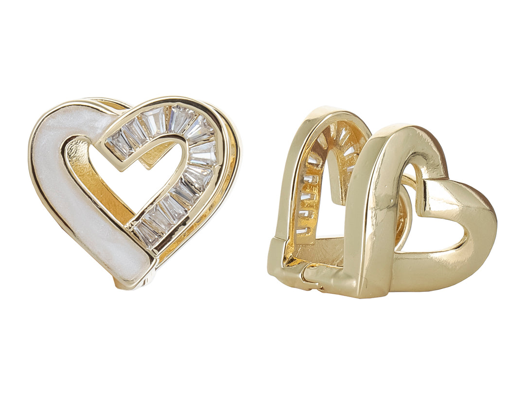 Par de pendientes en forma de corazón color oro con incrustaciones blancas brillantes.