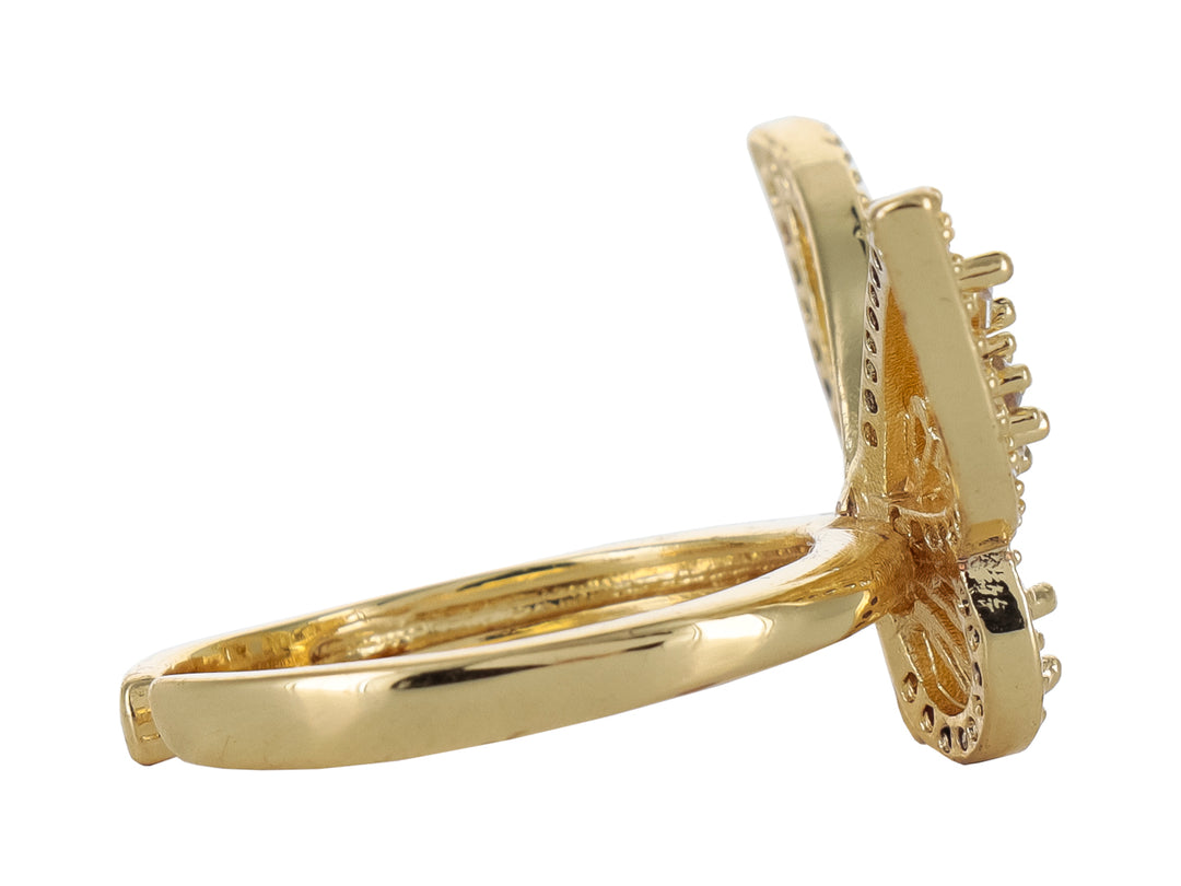 Anillo dorado con diseño de mariposa adornado con brillantes blancos en toda la superficie.