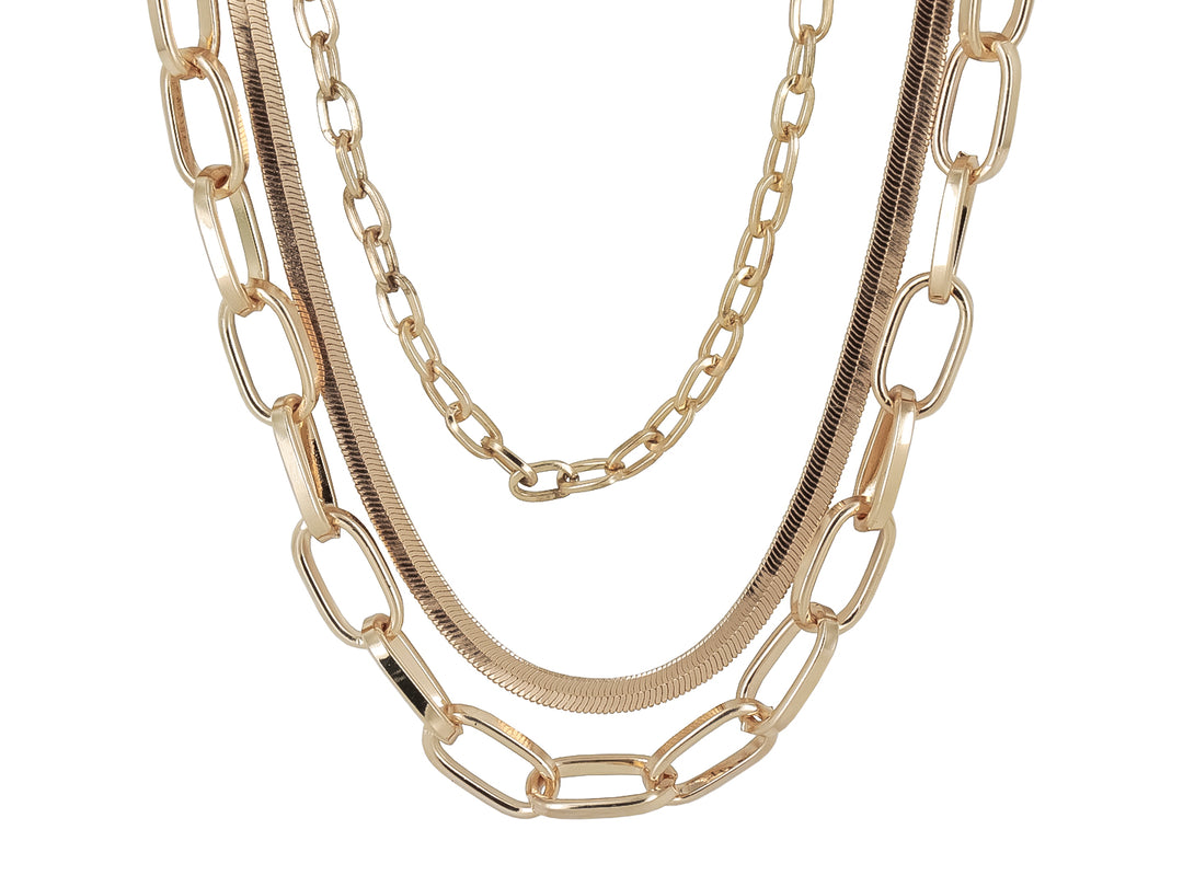 Collar de tres capas en color oro con diferentes tipos de eslabones y texturas metálicas brillantes.