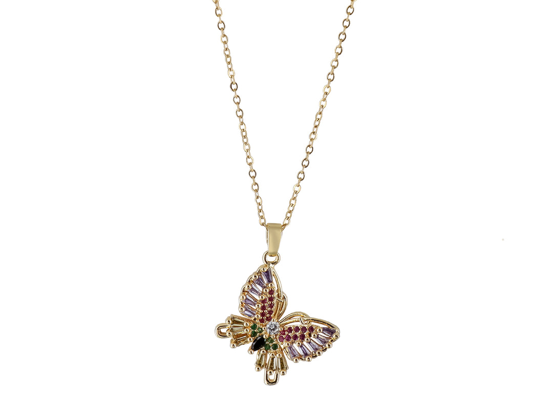 Collar dorado con dije en forma de mariposa adornada con cristales multicolores sobre fondo blanco.
