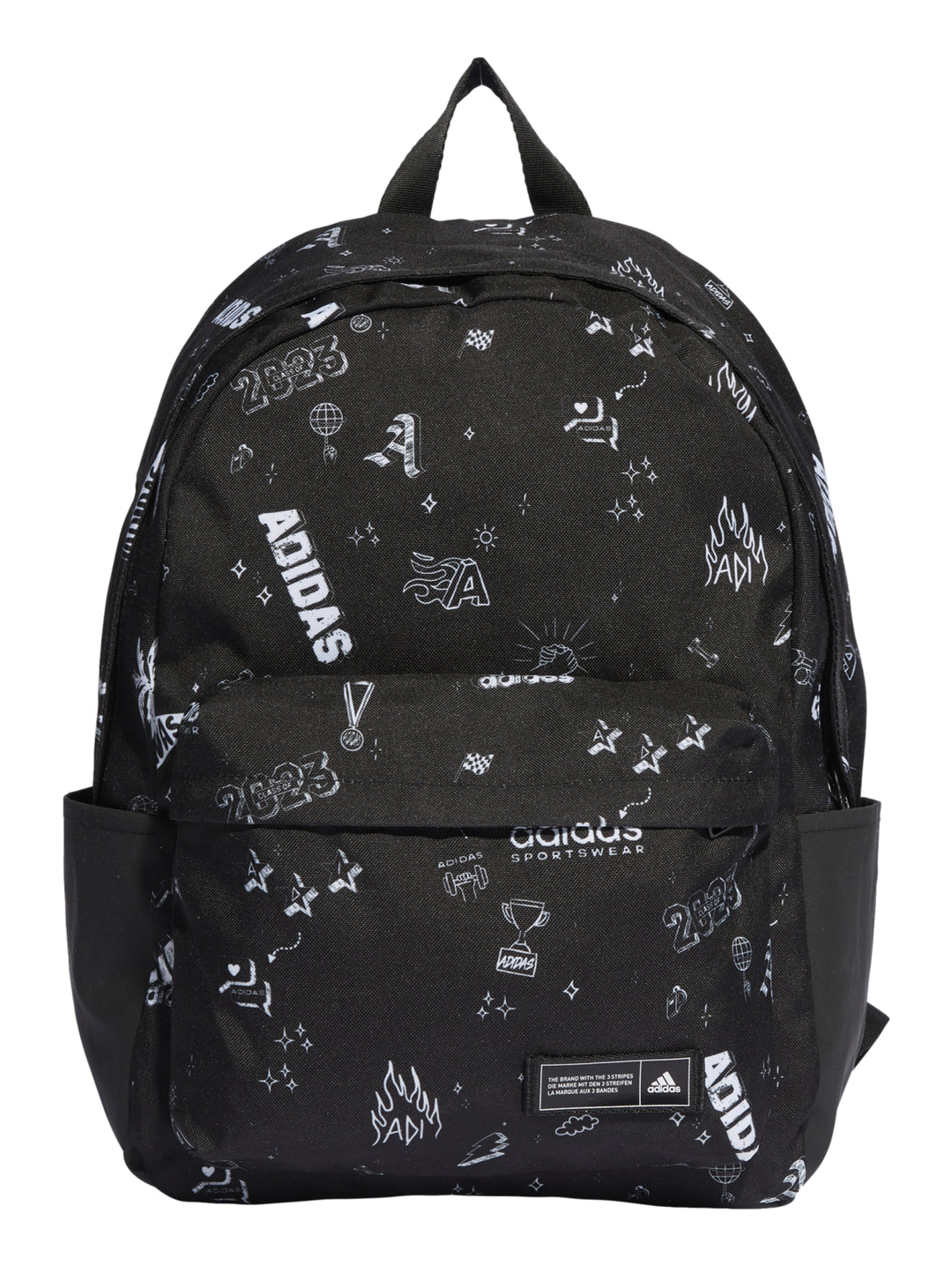 Mochila Adidas color negro con estampados gráficos en blanco, bolsillo frontal y asa superior.