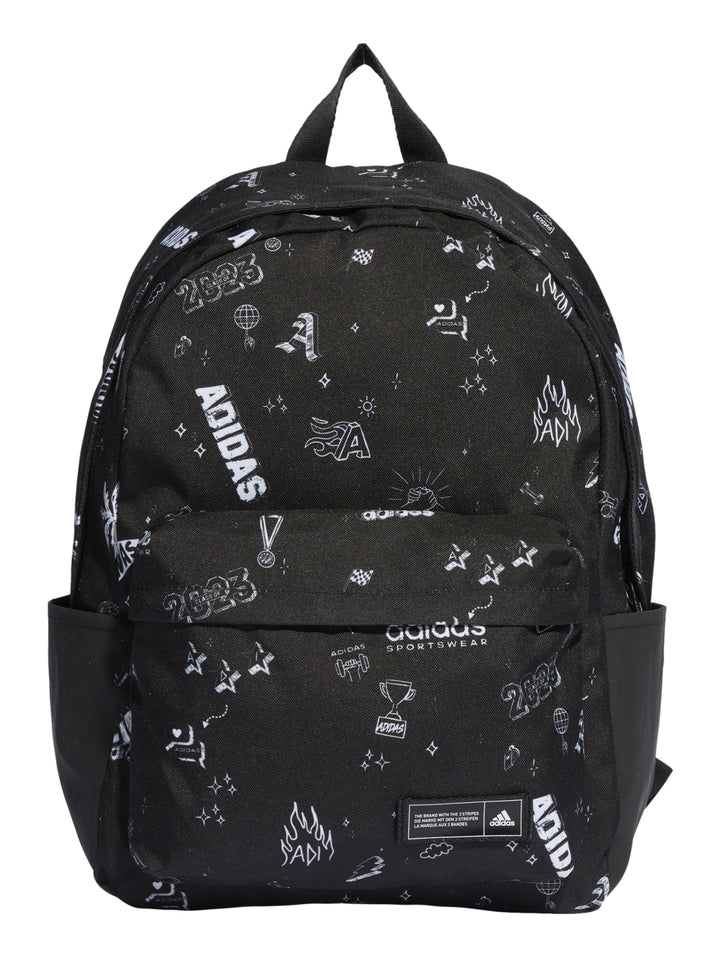 Mochila Adidas color negro con estampados gráficos en blanco, bolsillo frontal y asa superior.