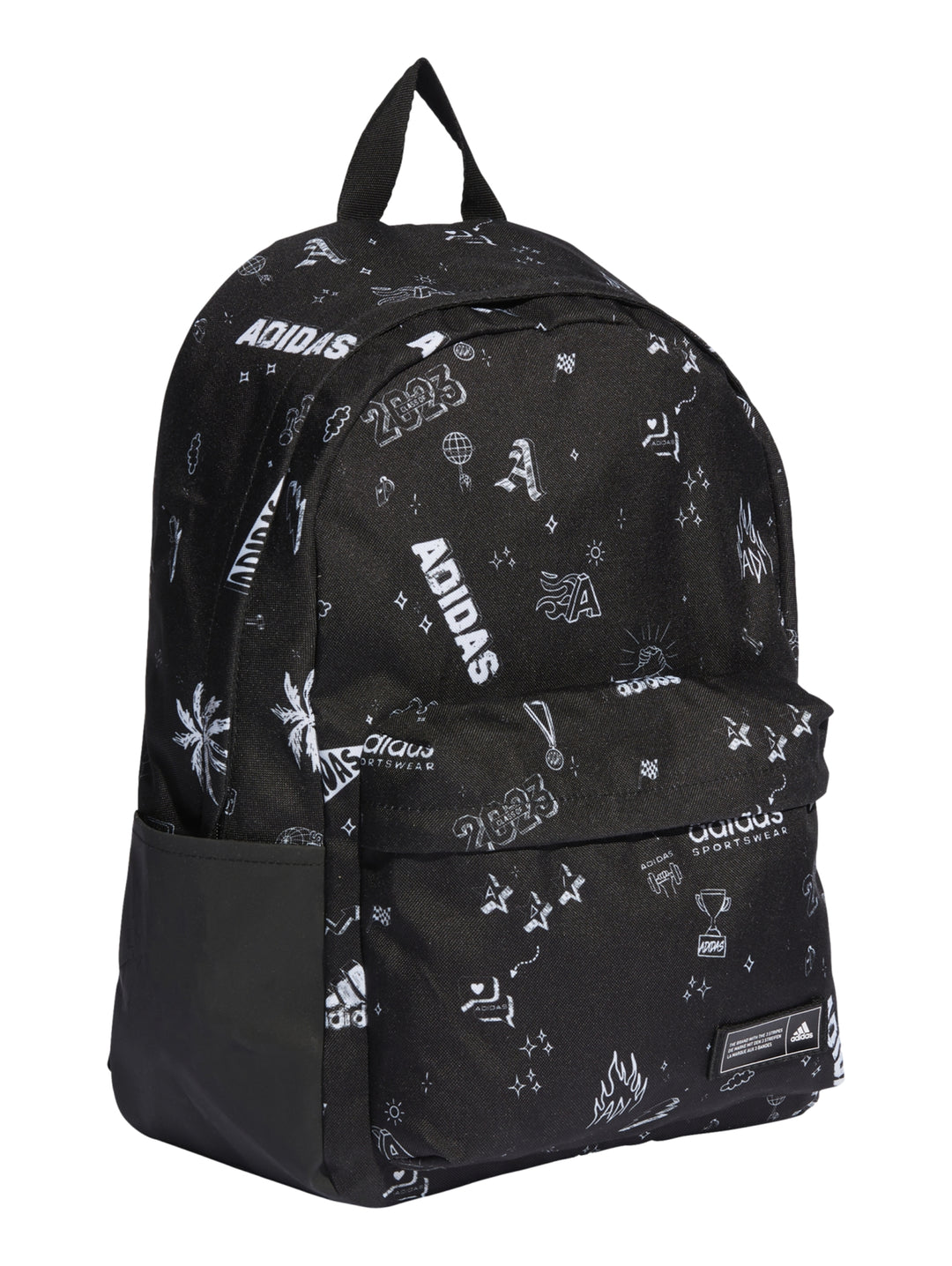 Mochila Adidas color negro con estampados gráficos en blanco, bolsillo frontal y asa superior.