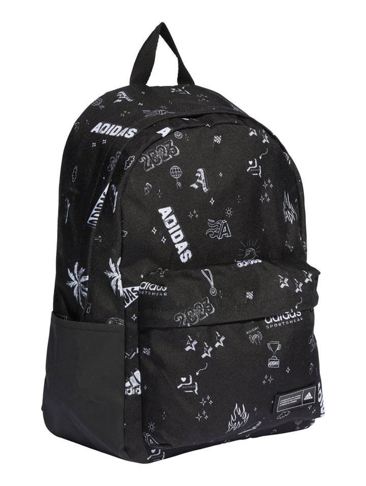 Mochila Adidas color negro con estampados gráficos en blanco, bolsillo frontal y asa superior.