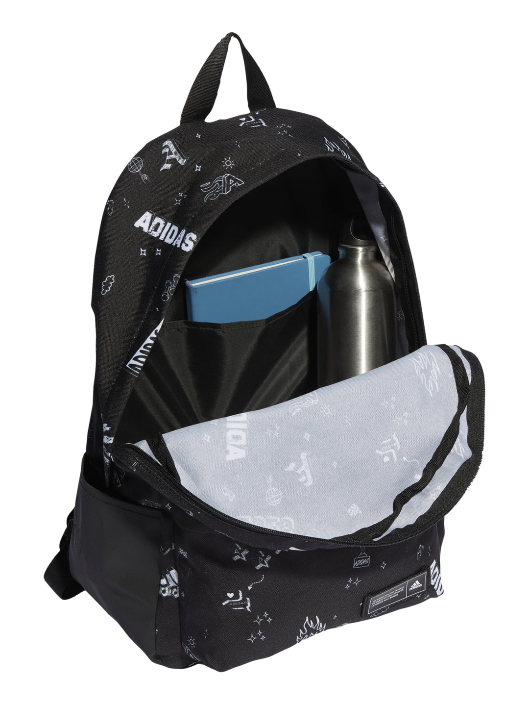 Mochila Adidas color negro con estampados gráficos en blanco, bolsillo frontal y asa superior.