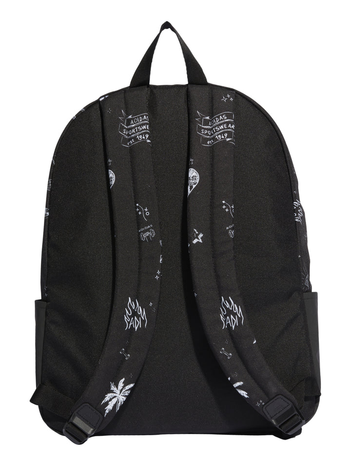 Mochila Adidas color negro con estampados gráficos en blanco, bolsillo frontal y asa superior.