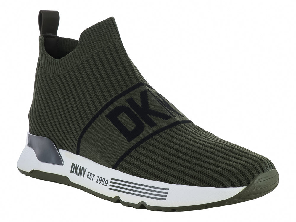 Tenis DKNY color verde oliva con diseño tipo calcetín y suela blanca.