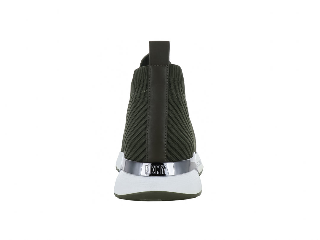Tenis DKNY color verde oliva con diseño tipo calcetín y suela blanca.