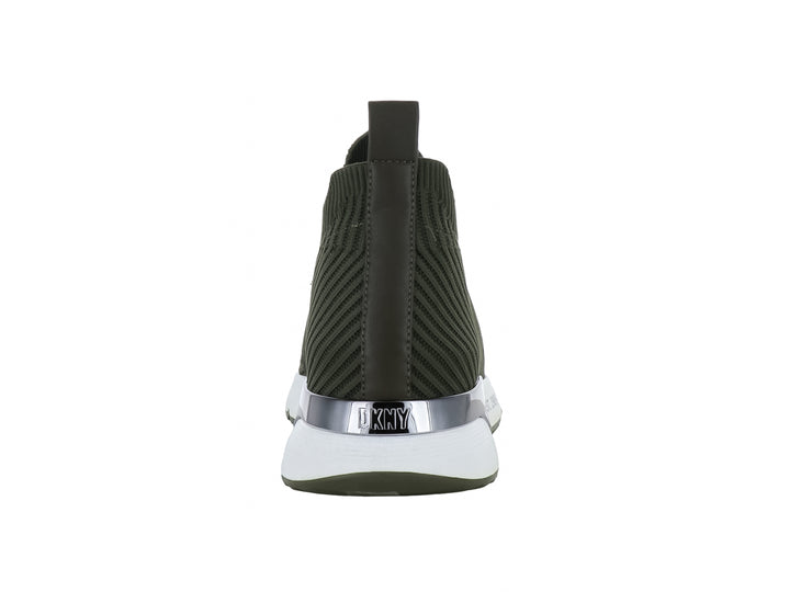 Tenis DKNY color verde oliva con diseño tipo calcetín y suela blanca.