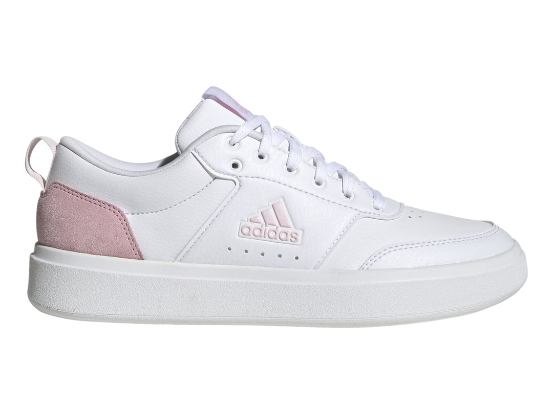 Tenis Adidas blancos con detalles en rosa en el talón y logotipo lateral, suela blanca plana.