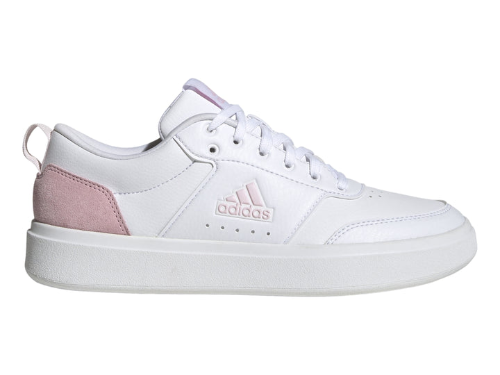 Tenis Adidas blancos con detalles en rosa en el talón y logotipo lateral, suela blanca plana.