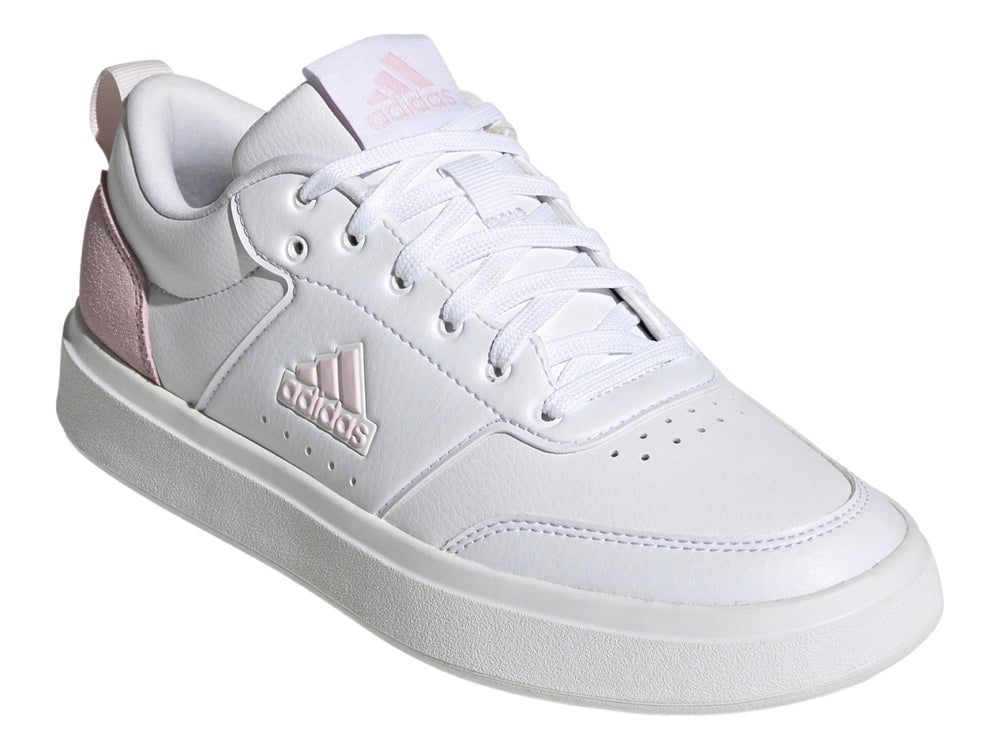 Tenis Adidas blancos con detalles en rosa en el talón y logotipo lateral, suela blanca plana.