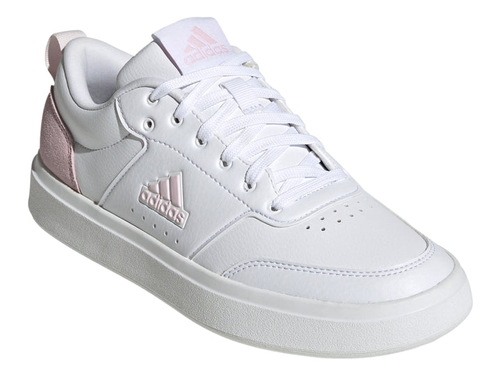 Tenis Adidas blancos con detalles en rosa en el talón y logotipo lateral, suela blanca plana.