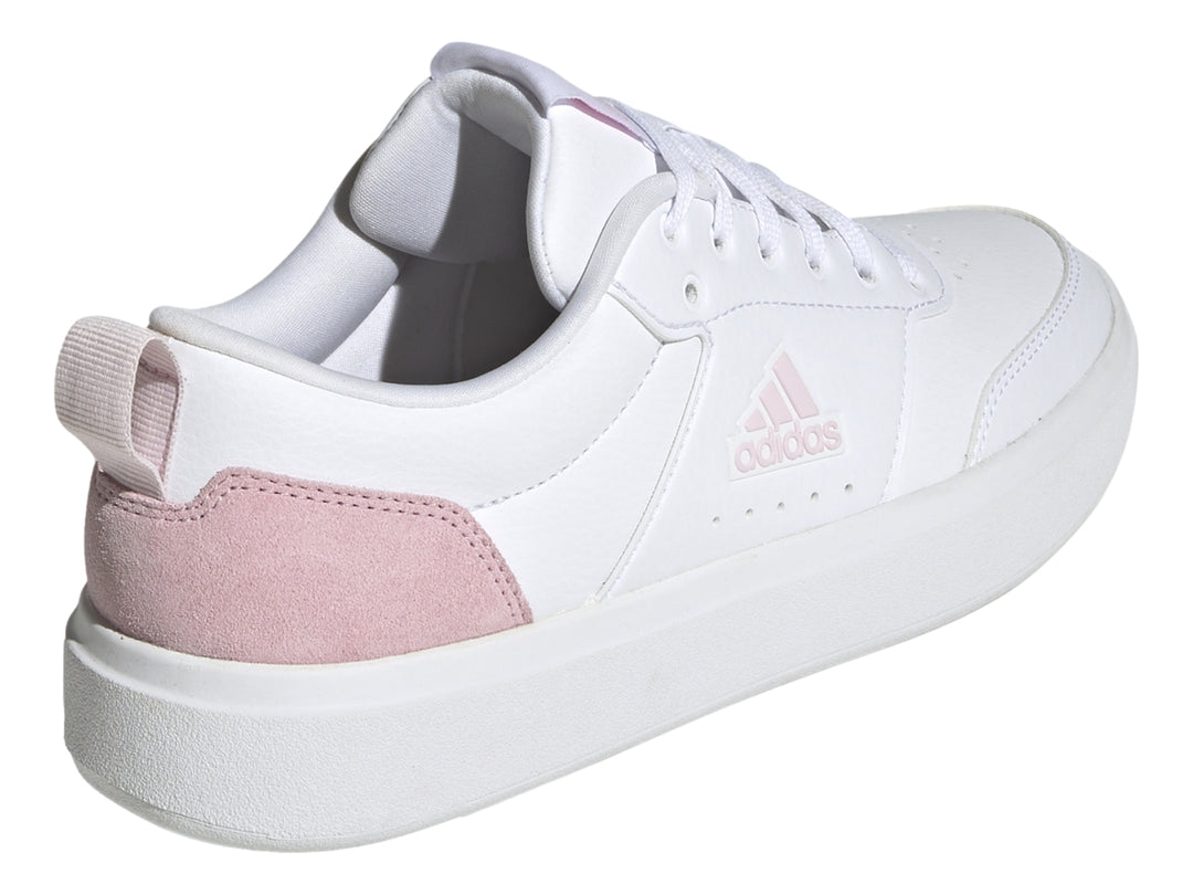 Tenis Adidas blancos con detalles en rosa en el talón y logotipo lateral, suela blanca plana.