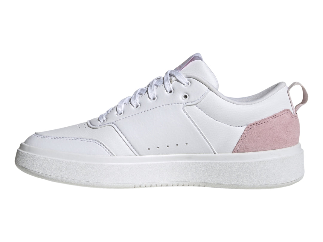Tenis Adidas blancos con detalles en rosa en el talón y logotipo lateral, suela blanca plana.