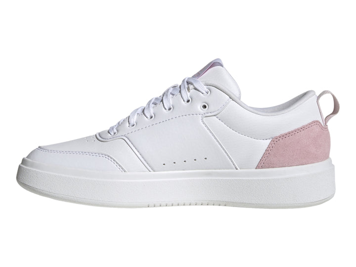 Tenis Adidas blancos con detalles en rosa en el talón y logotipo lateral, suela blanca plana.