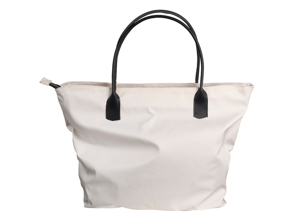 Bolsa tote color latte con asas negras y estampado de texto en color negro.