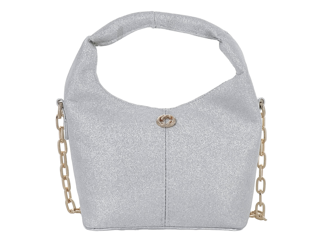 Bolso Ferretina color plata con acabado brillante, asa superior y detalles de cadena dorada en los costados.