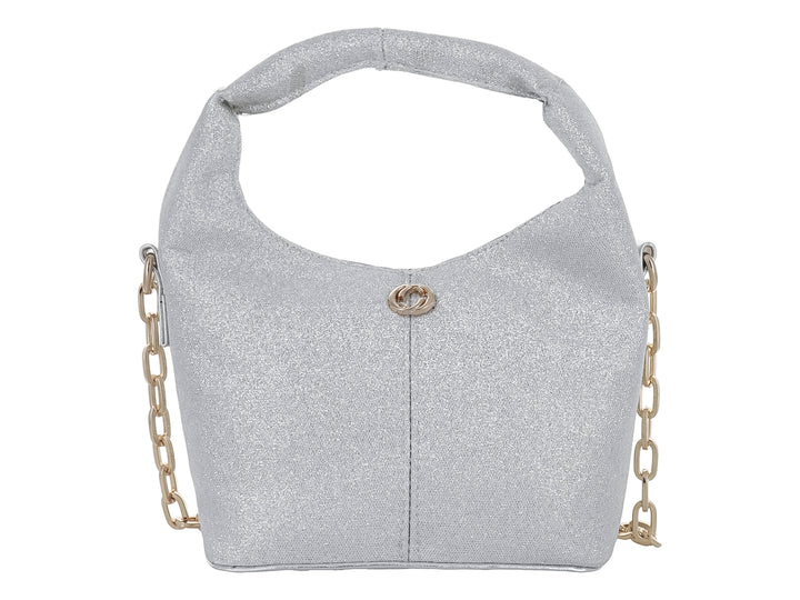 Bolso Ferretina color plata con acabado brillante, asa superior y detalles de cadena dorada en los costados.