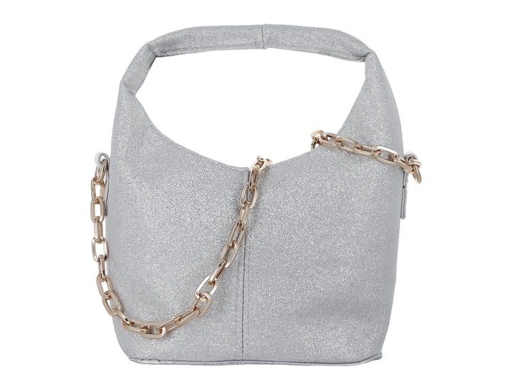 Bolso Ferretina color plata con acabado brillante, asa superior y detalles de cadena dorada en los costados.