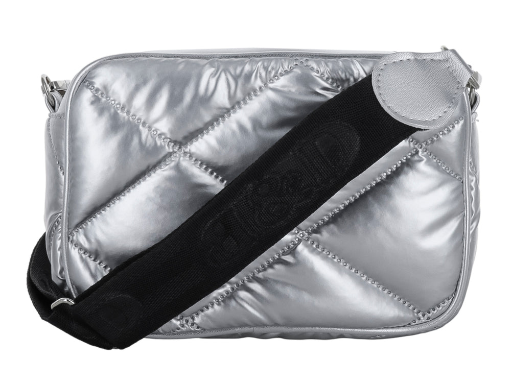 Bolso de hombro Ferretina color plata con diseño acolchado en forma de diamantes y acabado brillante metalizado.