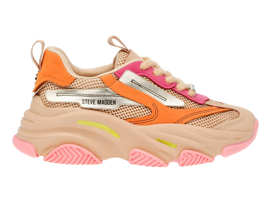 Tenis Steve Madden chunky en colores beige y naranja con detalles en rosa y plata.