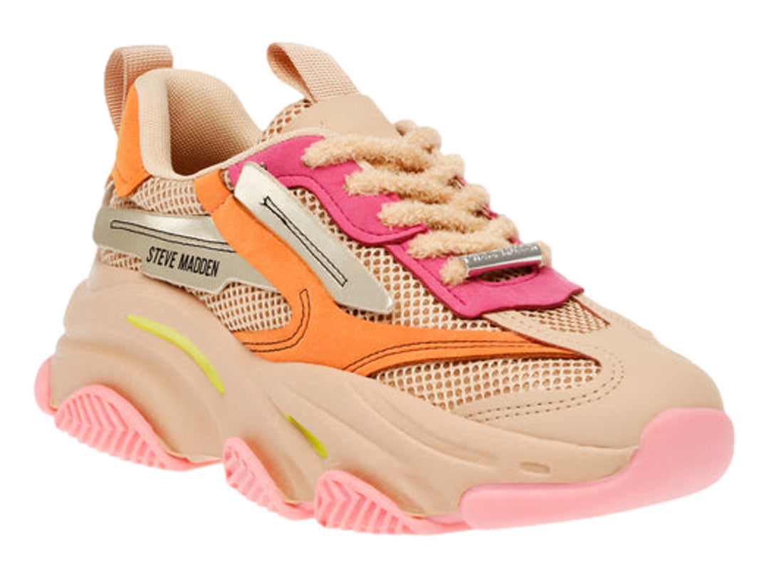 Tenis Steve Madden chunky en colores beige y naranja con detalles en rosa y plata.
