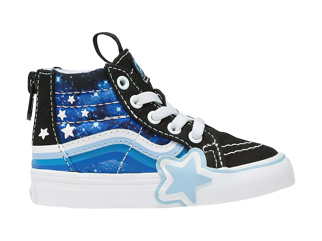 Tenis VANS negros y azules con estampado de estrellas, cierre lateral y suela blanca.
