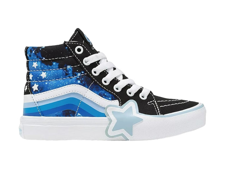 Tenis VANS Sk8-Hi con estampado de galaxia en azul y negro, cordones y suela blanca con detalle de estrella.