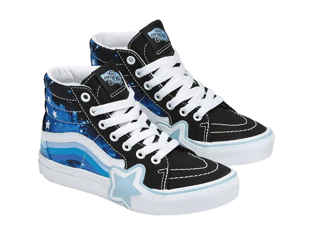 Tenis VANS Sk8-Hi con estampado de galaxia en azul y negro, cordones y suela blanca con detalle de estrella.
