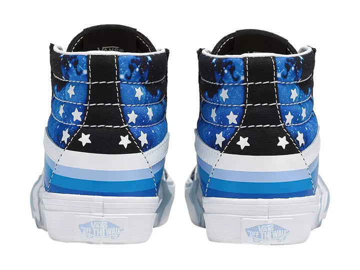 Tenis VANS Sk8-Hi con estampado de galaxia en azul y negro, cordones y suela blanca con detalle de estrella.