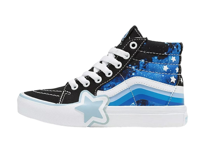 Tenis VANS Sk8-Hi con estampado de galaxia en azul y negro, cordones y suela blanca con detalle de estrella.