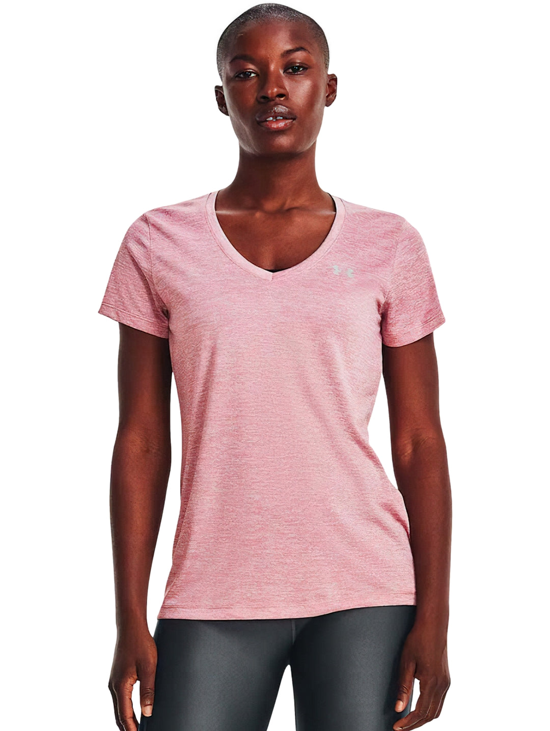 Mujer vistiendo una playera deportiva Under Armour de color rosa elixir con cuello en V y manga corta.