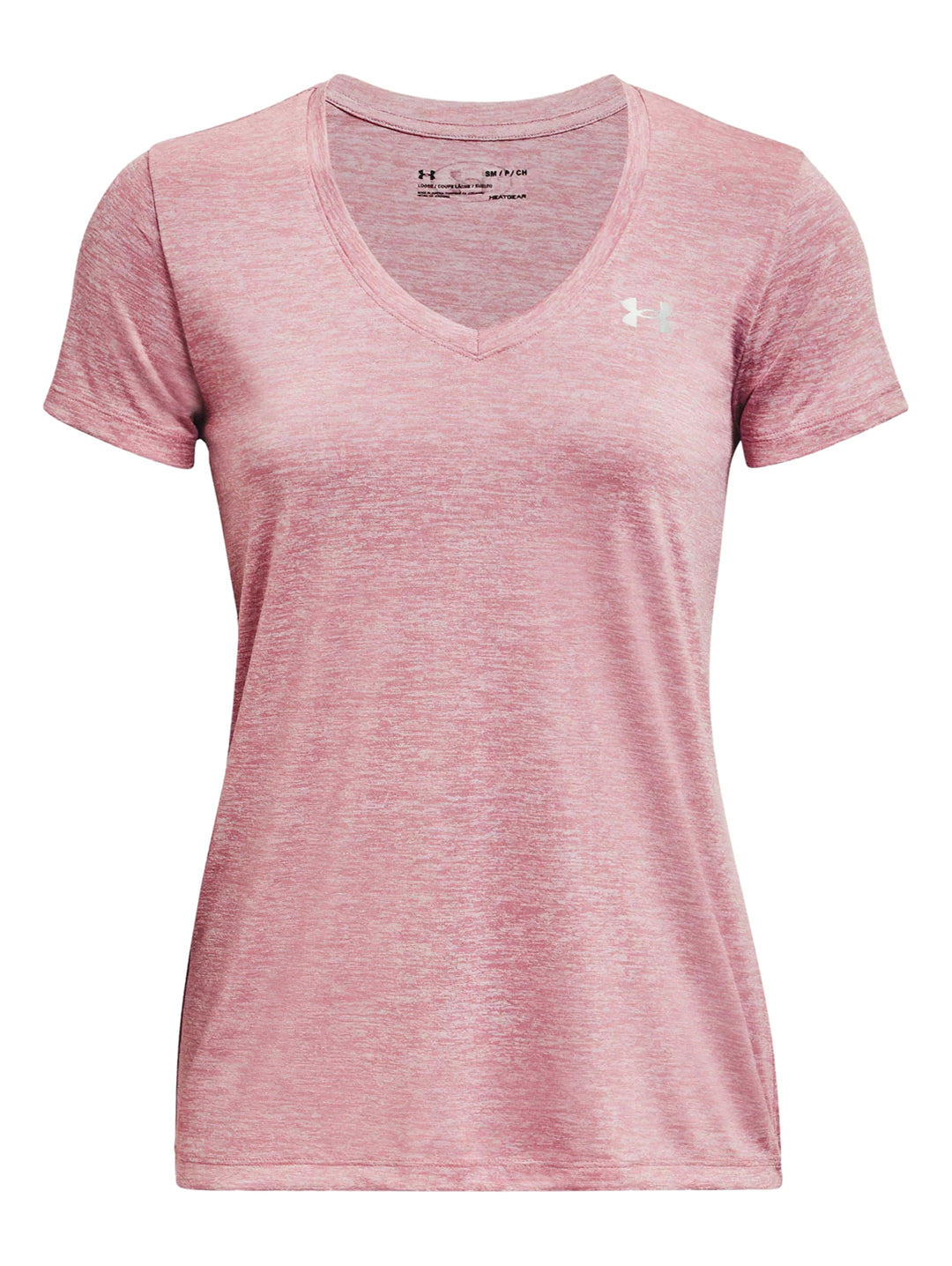 Mujer vistiendo una playera deportiva Under Armour de color rosa elixir con cuello en V y manga corta.
