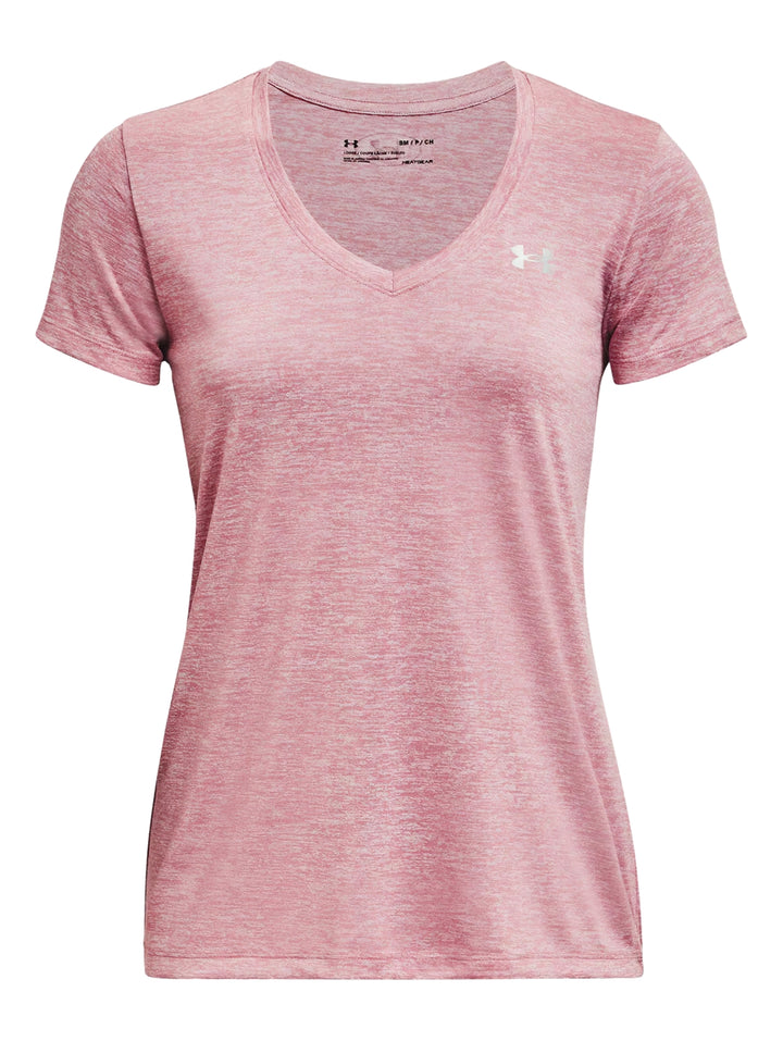 Mujer vistiendo una playera deportiva Under Armour de color rosa elixir con cuello en V y manga corta.