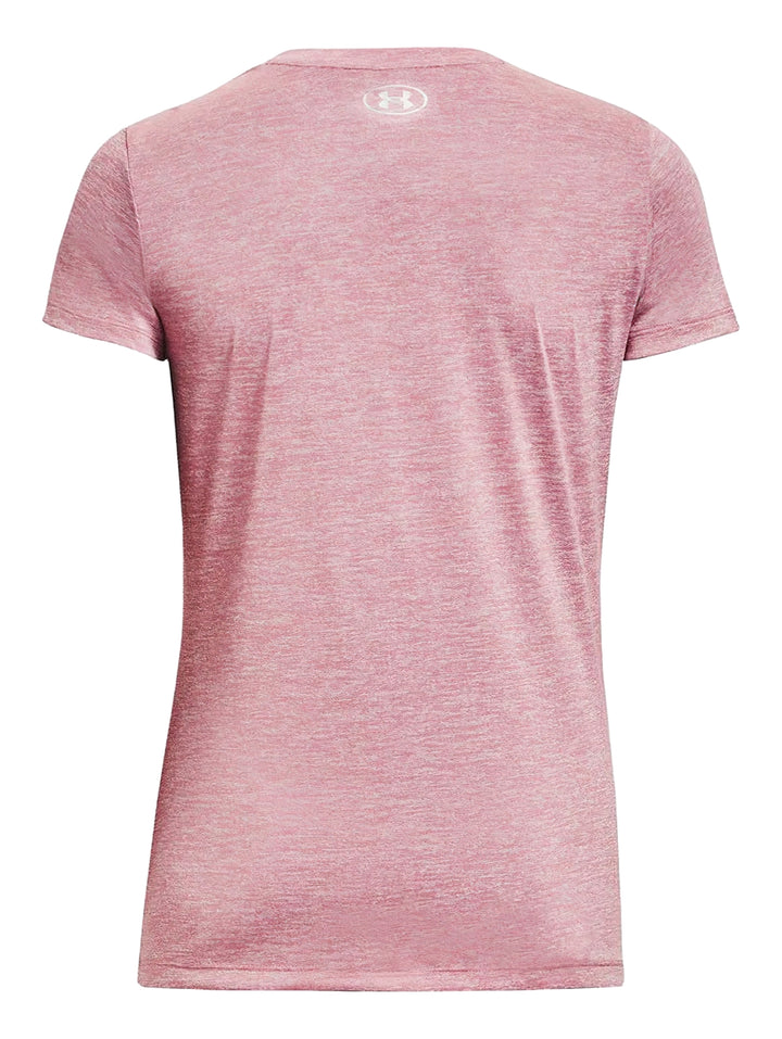 Mujer vistiendo una playera deportiva Under Armour de color rosa elixir con cuello en V y manga corta.