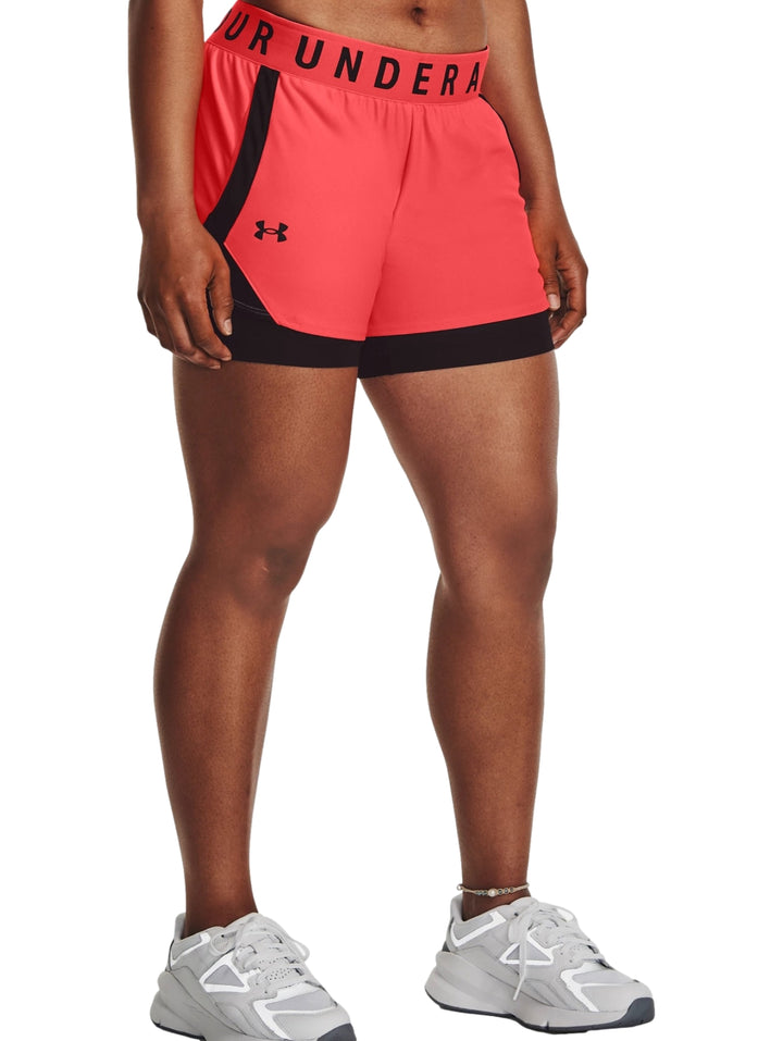 Shorts deportivos Under Armour color rojo beta con detalles en negro para mujer.