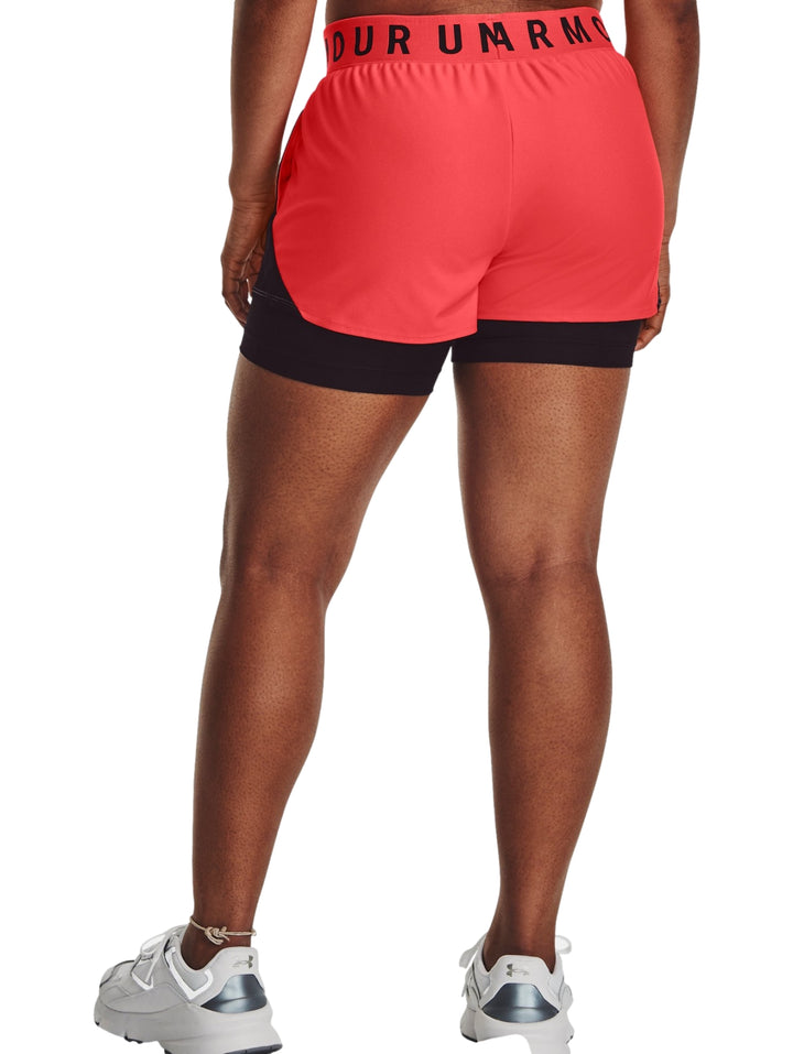 Shorts deportivos Under Armour color rojo beta con detalles en negro para mujer.