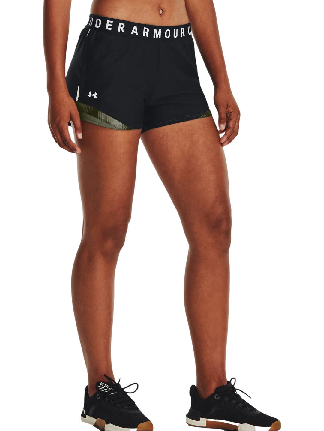 Shorts deportivos Under Armour color negro con detalles laterales en verde oliva y banda elástica blanca.