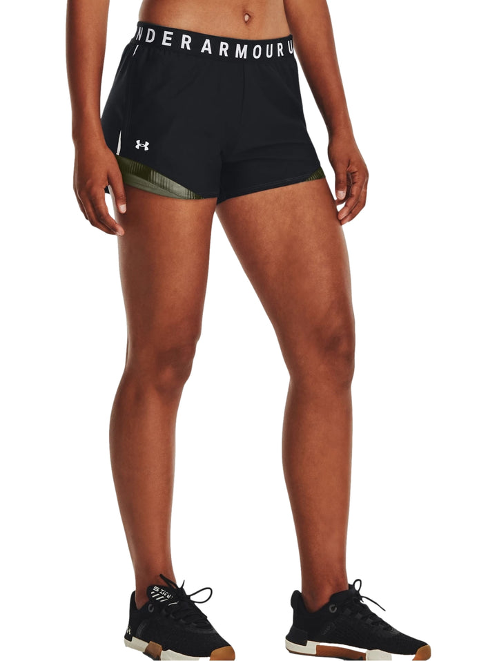 Shorts deportivos Under Armour color negro con detalles laterales en verde oliva y banda elástica blanca.