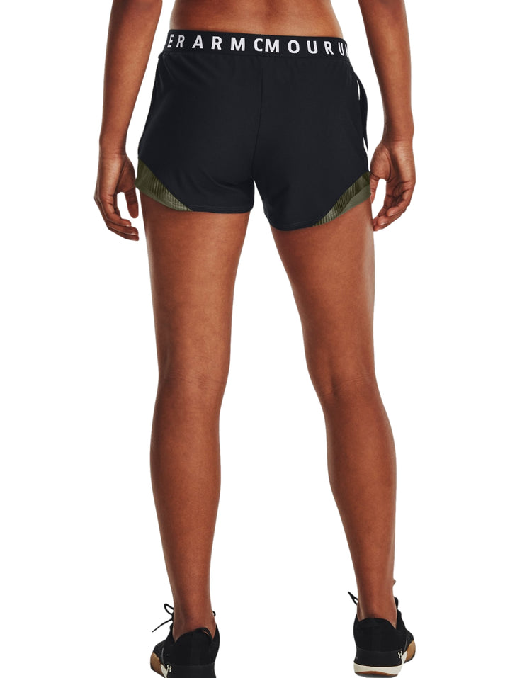 Shorts deportivos Under Armour color negro con detalles laterales en verde oliva y banda elástica blanca.