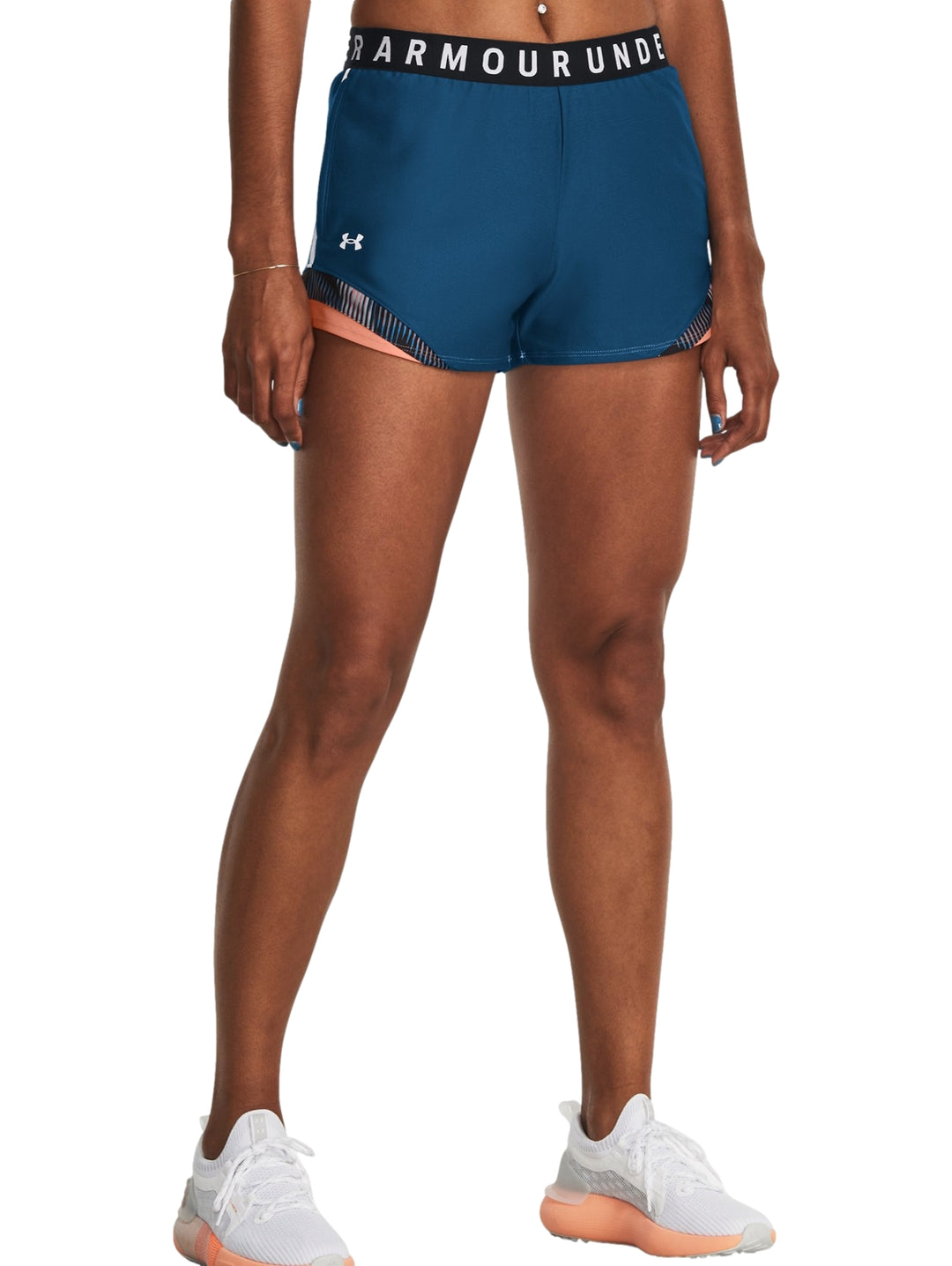 Shorts deportivos Under Armour color azul con detalles en durazno y banda elástica blanca en la cintura.