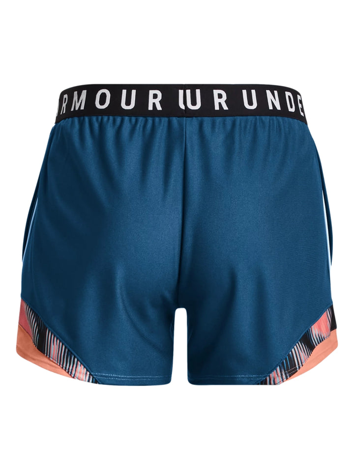 Shorts deportivos Under Armour color azul con detalles en durazno y banda elástica blanca en la cintura.