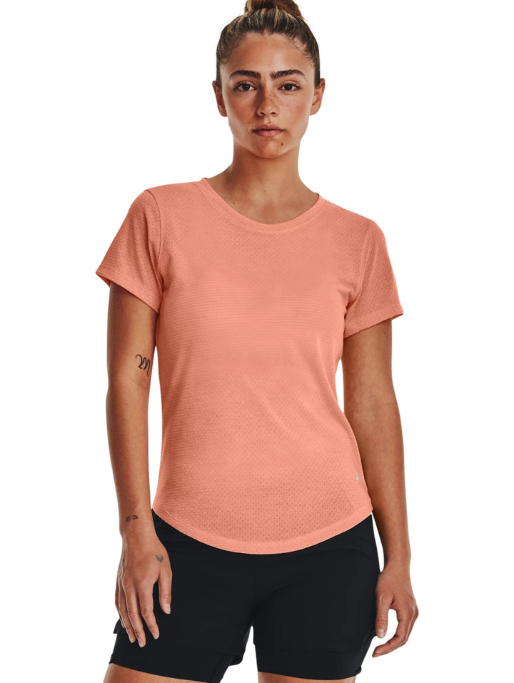 Mujer vistiendo una playera deportiva de manga corta color Bubble Peach de Under Armour.
