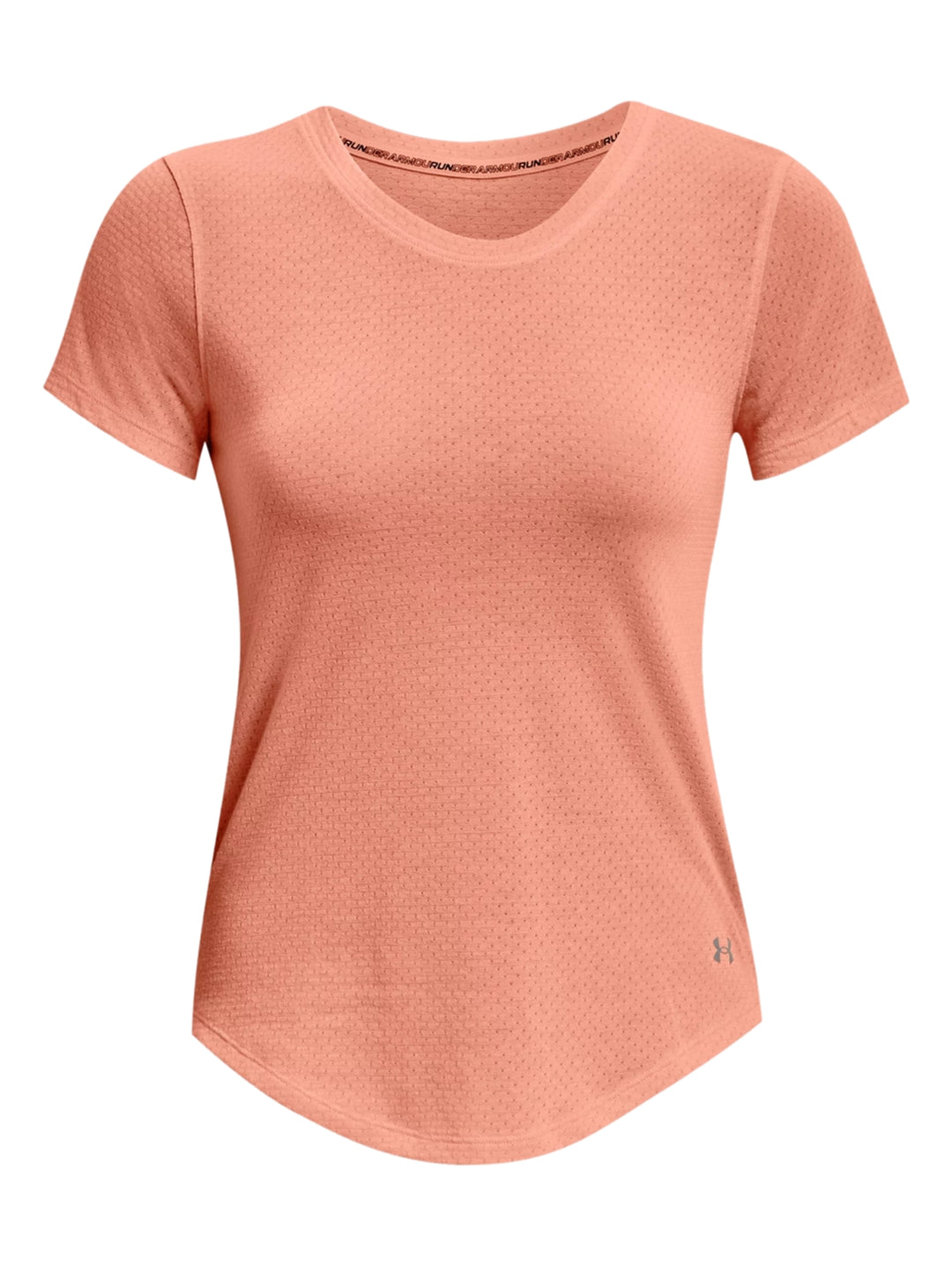 Mujer vistiendo una playera deportiva de manga corta color Bubble Peach de Under Armour.