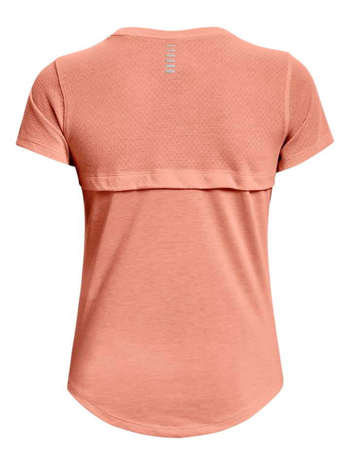 Mujer vistiendo una playera deportiva de manga corta color Bubble Peach de Under Armour.