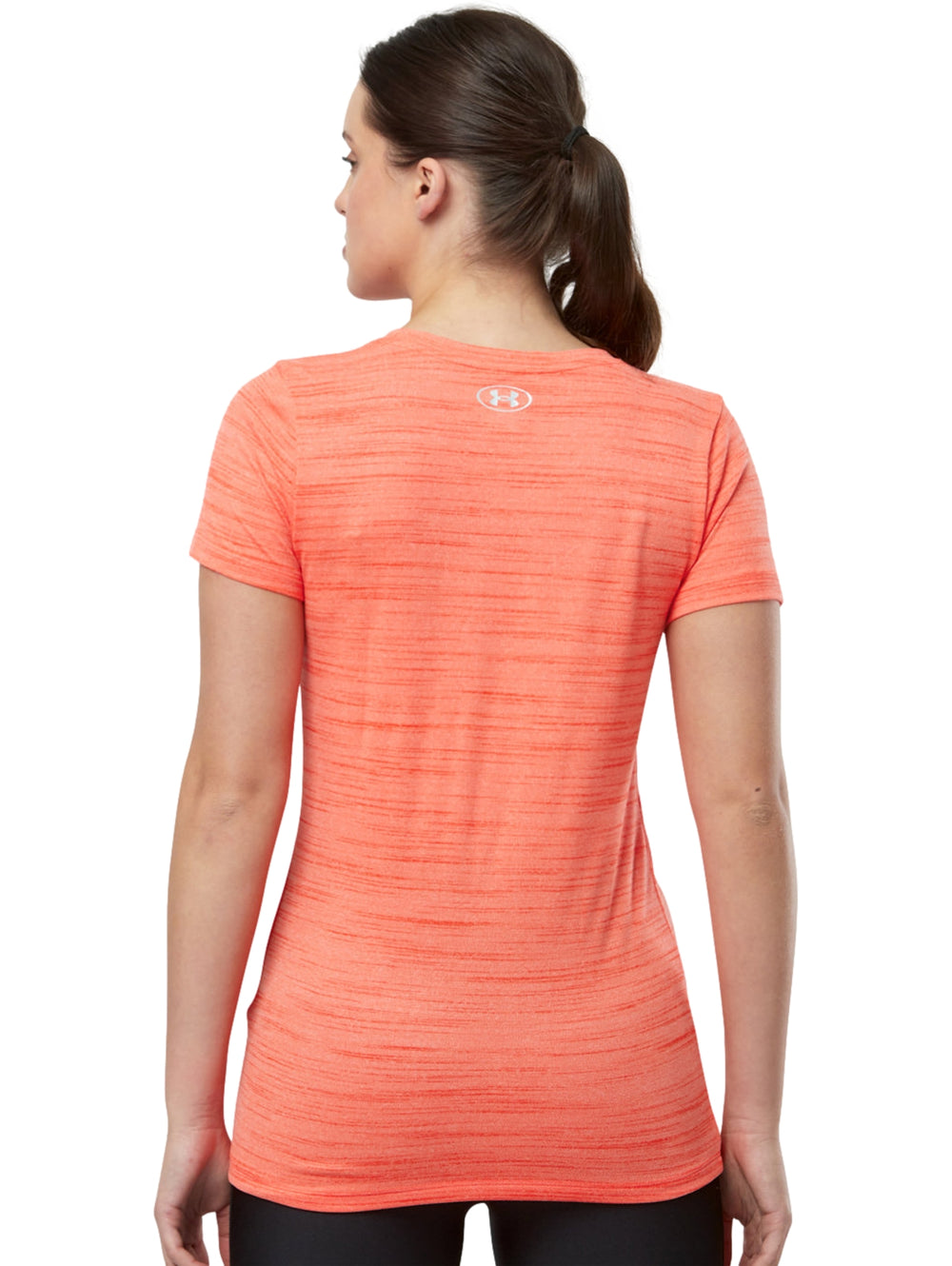 Mujer vistiendo una playera deportiva Under Armour de color naranja con cuello redondo y manga corta.